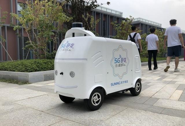 سيارة توصيل غير مأهولة متصلة بتكنولوجيا الجيل الخامس تدعم التجزئة الذكية في مدينة شرقي الصين