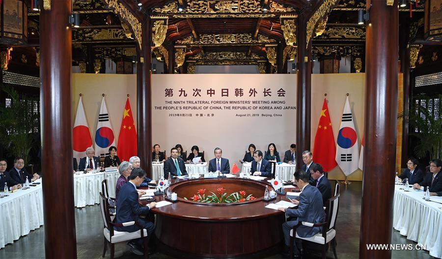 وزراء خارجية الصين واليابان وكوريا الجنوبية يلتقون في بكين