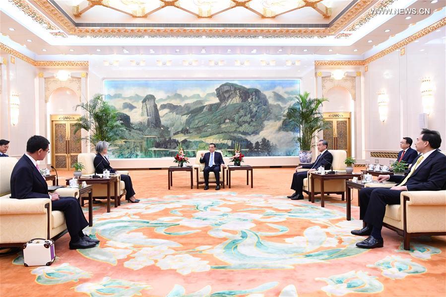رئيس مجلس الدولة الصيني يحث على تعزيز التعاون مع جمهورية كوريا واليابان