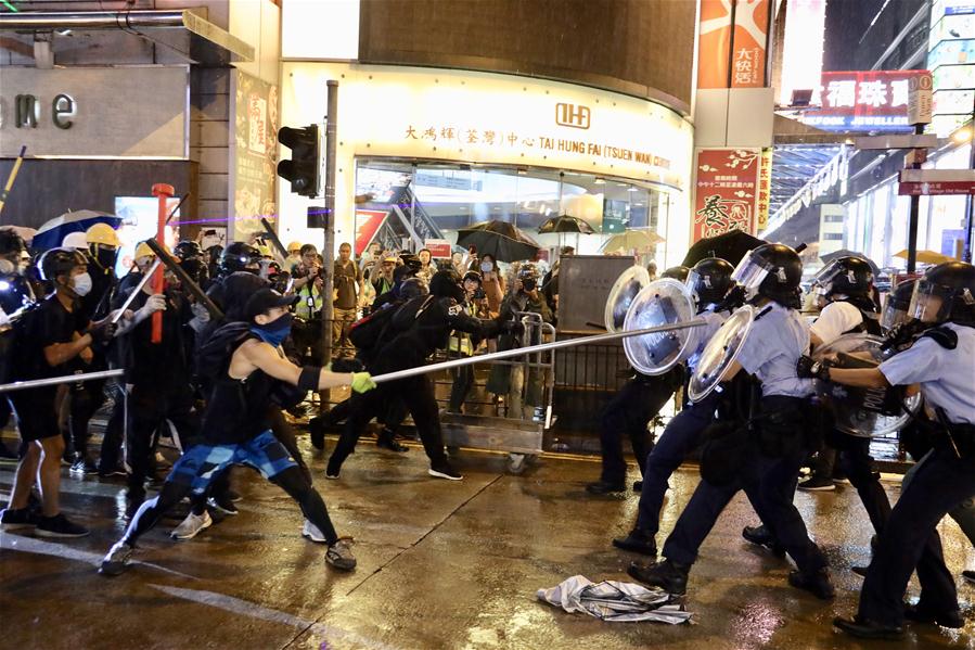 احتجاجات هونغ كونغ تتحول إلى أعمال عنف وإصابة رجال شرطة