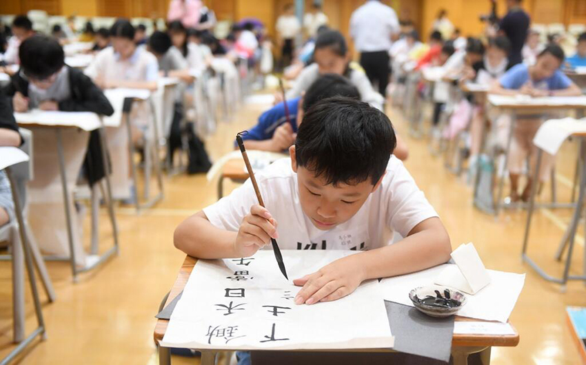 تلاميذ من هونغ كونغ يشاركون في مسابقة الخط الصيني