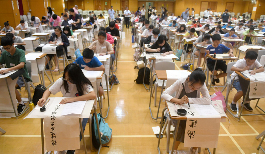 تلاميذ من هونغ كونغ يشاركون في مسابقة الخط الصيني