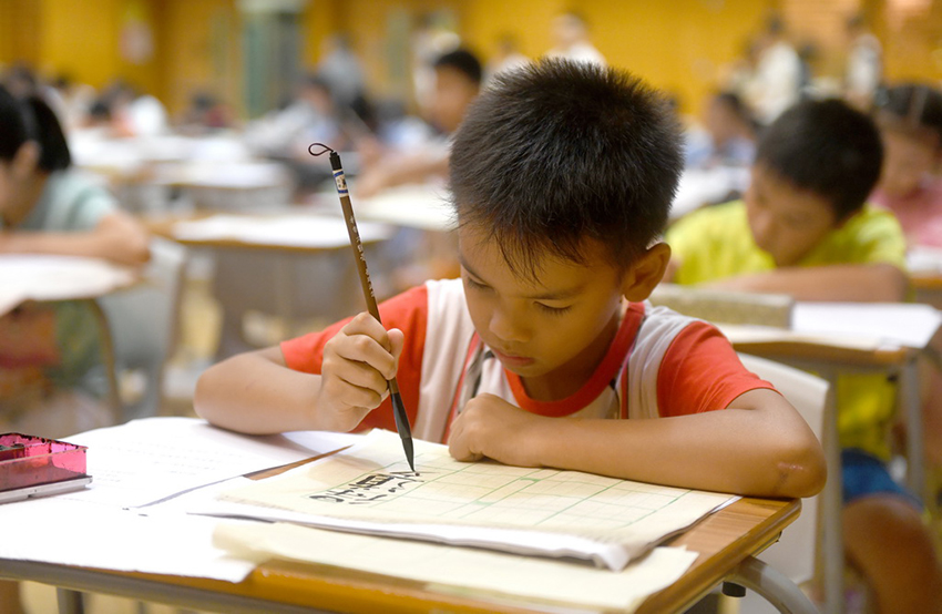 تلاميذ من هونغ كونغ يشاركون في مسابقة الخط الصيني