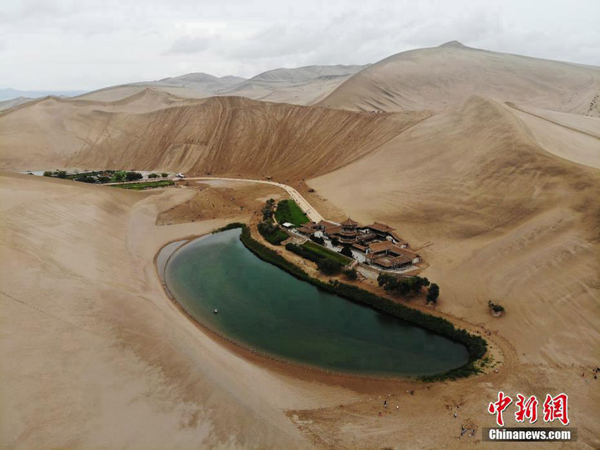 ينبوع الهلال في صحراء دونهوانغ يتدفق بالماء مرة أخرى