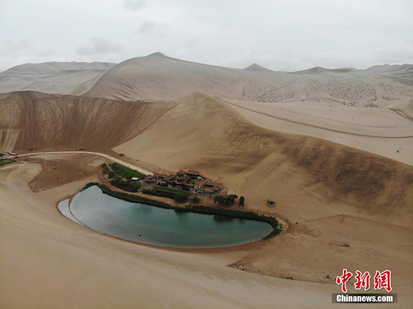 ينبوع الهلال في صحراء دونهوانغ يتدفق بالماء مرة أخرى