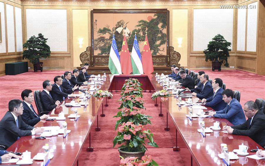 رئيس مجلس الدولة الصيني يعقد محادثات مع نظيره الأوزبكي لتعزيز العلاقات الثنائية