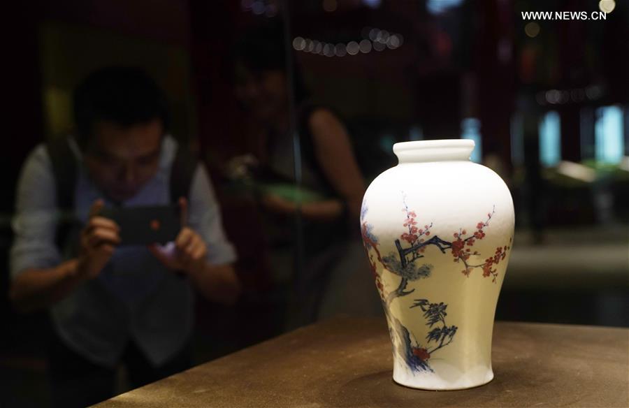 متحف القصر الصيني يقيم معرض أعمال فنية احتفالا بالعيد الوطني