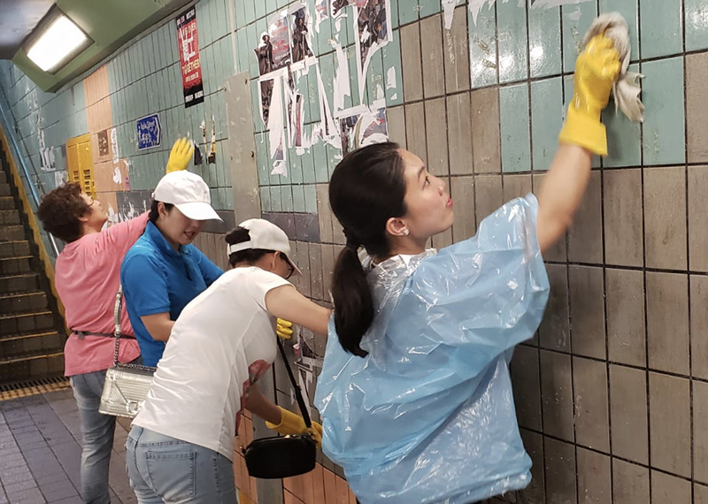 شباب هونغ كونغ يطلقون حملة لتنظيف الشوارع بعد موجة الاحتجاجات