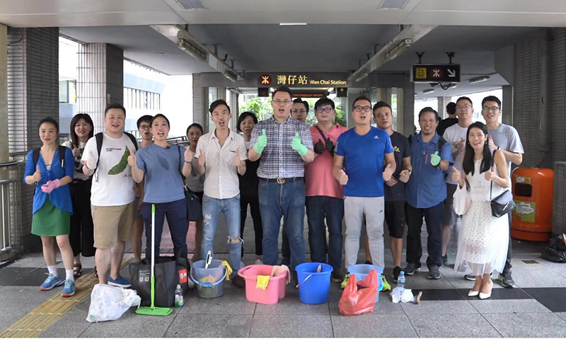 شباب هونغ كونغ يطلقون حملة لتنظيف الشوارع بعد موجة الاحتجاجات