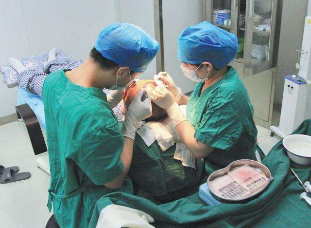 الرجال في الصين باتوا ينافسون النساء على عمليات التجميل