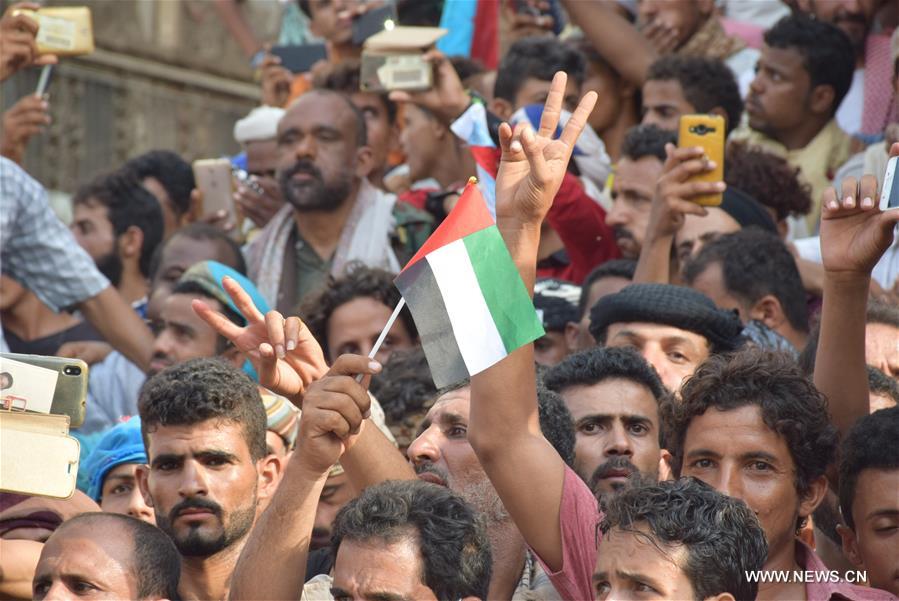 تقرير إخباري: آلاف يتظاهرون لدعم دور الإمارات في مكافحة الإرهاب في اليمن