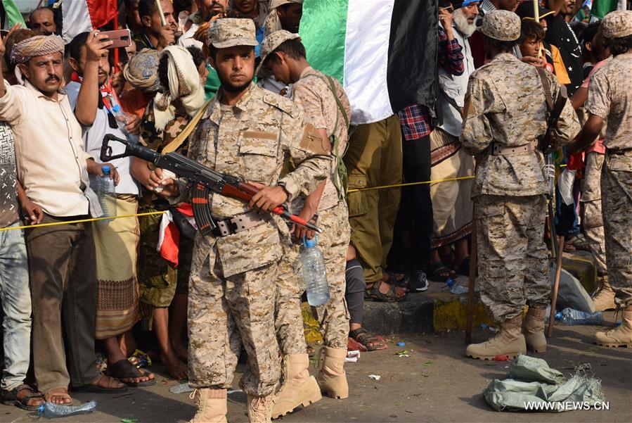 تقرير إخباري: آلاف يتظاهرون لدعم دور الإمارات في مكافحة الإرهاب في اليمن