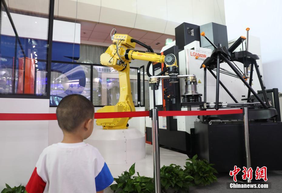 التكنولوجيا والمعدات الفائقة تجذب الأنظار في معرض الصين والدول العربية