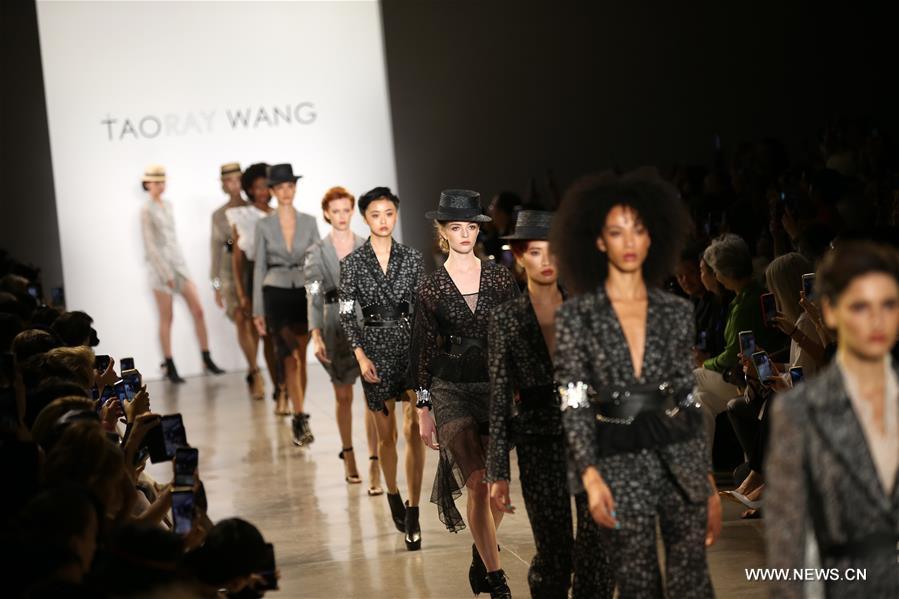مصممة أزياء صينية تحث على تمكين المرأة وتطورها