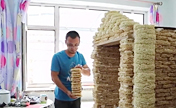 صيني يبني منزلا من المكرونة سريعة التحضير