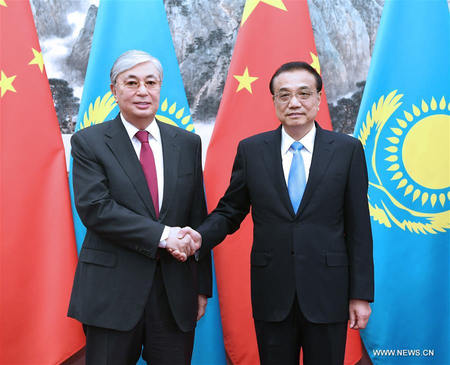 رئيس مجلس الدولة الصيني يلتقي الرئيس القازاقي