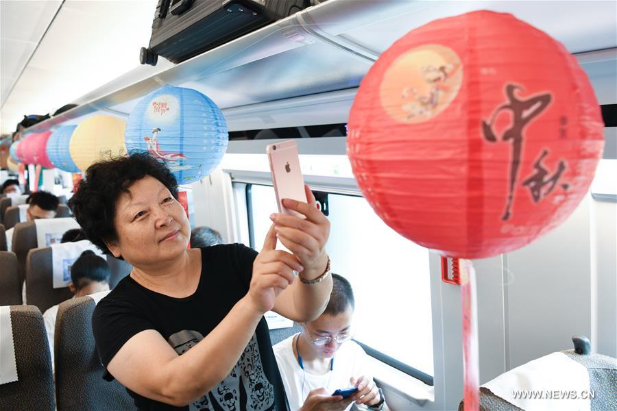 سكك الحديد الصينية تستقبل ذروة السفر أثناء عيد منتصف الخريف