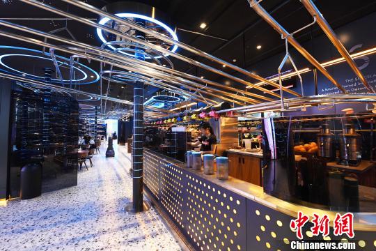 توصيل الأطباق عبر سكك فلاذية في مطعم بتشونغتشينغ 