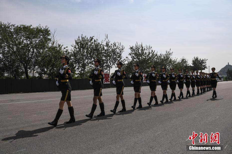 بالصور: قاعدة التدريب لفريق المشاة قبيل العرض العسكري بمناسبة العيد الوطني