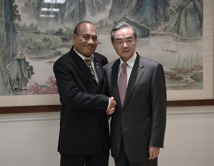 وزير خارجية الصين يلتقي رئيس كيريباتي بينما يستعد الجانبان لتطبيع العلاقات