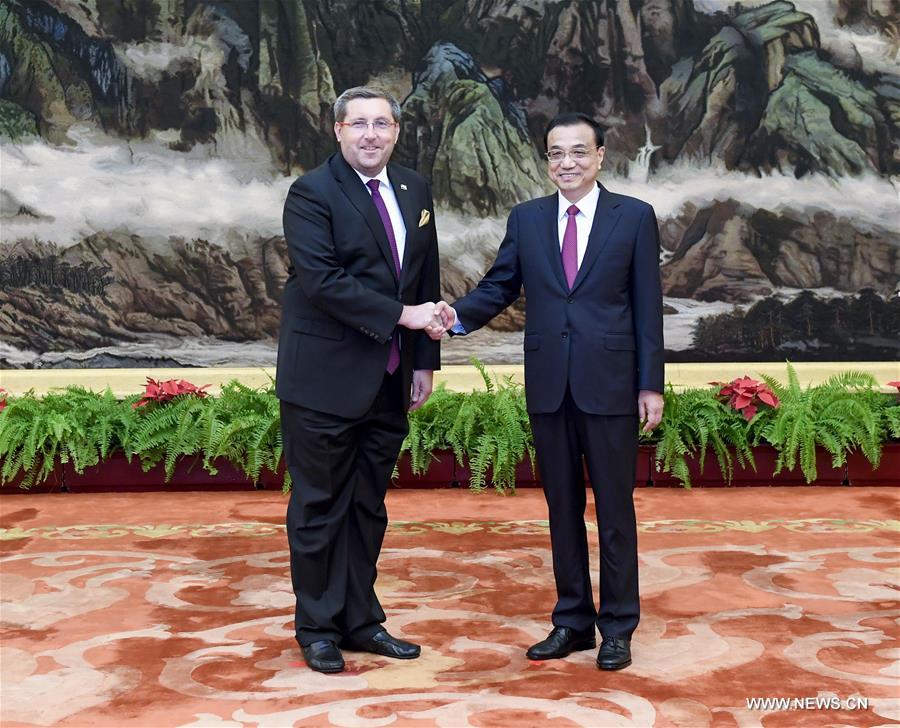 رئيس مجلس الدولة الصيني يلتقي بمبعوثين أجانب جدد