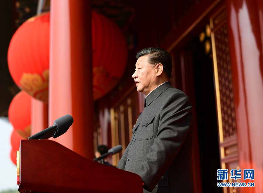 شي يلقي كلمة أمام تجمع حاشد احتفالا بالذكرى الـ70 لتأسيس جمهورية الصين الشعبية