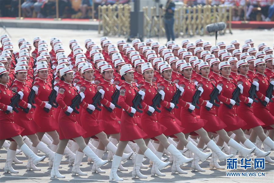 مشاركة ميليشيات نسائية في استعراض العيد الوطني الصيني