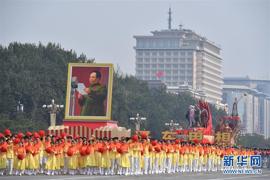 صورة ماو تسي تونغ تظهر في موكب ضخم بالعيد الوطني
