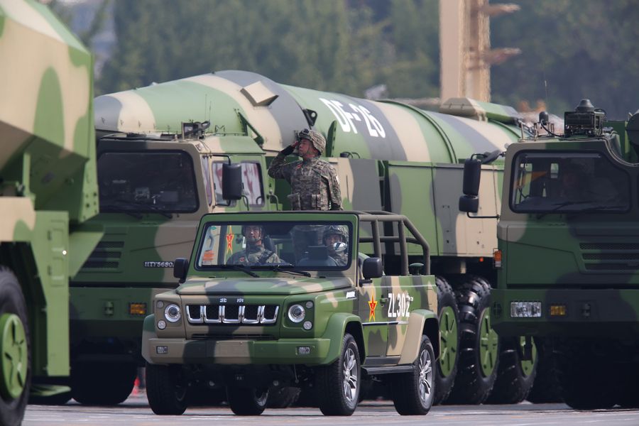 عرض صواريخ دونغفنغ-26 التقليدية والنووية في استعراض عسكري للعيد الوطني