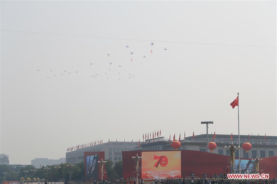 بدء العرض العسكري بتحليق سرب حراسة العلم الوطني فوق ميدان تيان آن من