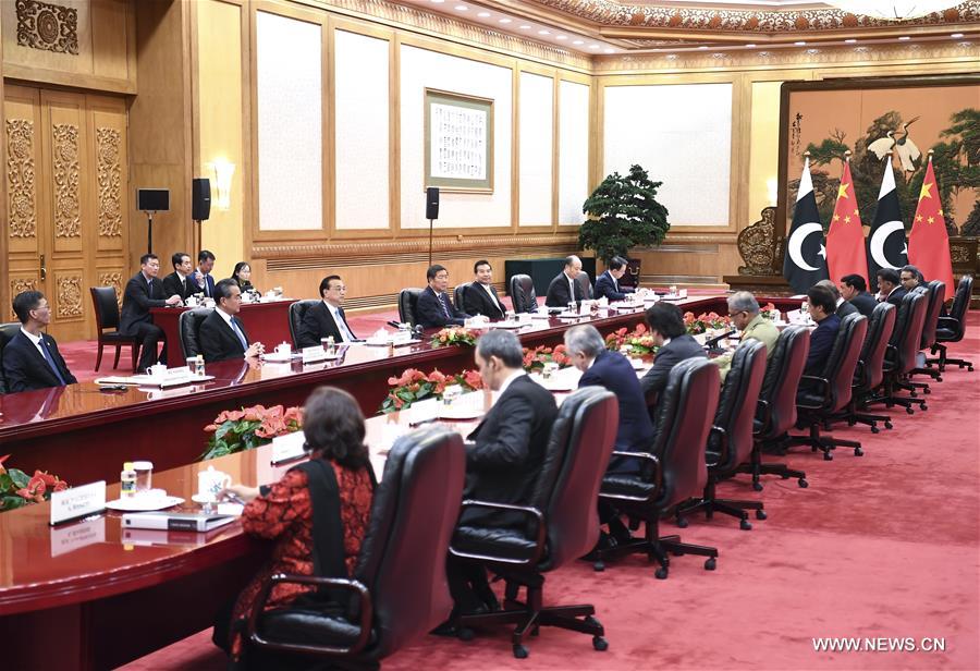 الصين وباكستان تتعهدان بتعزيز التعاون بينهما