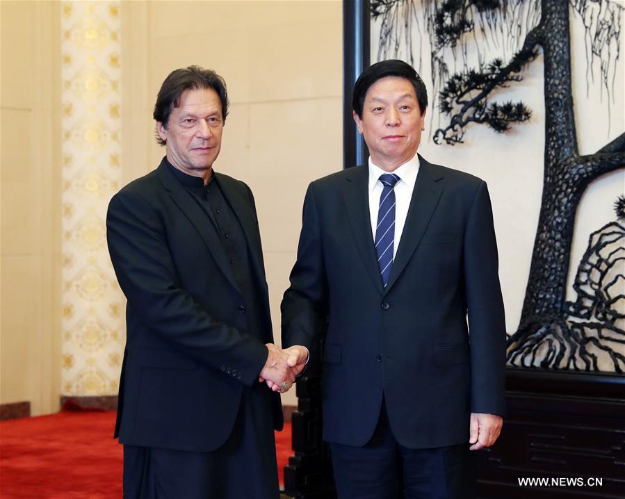 كبير المشرعين الصينيين يلتقي رئيس الوزراء الباكستاني