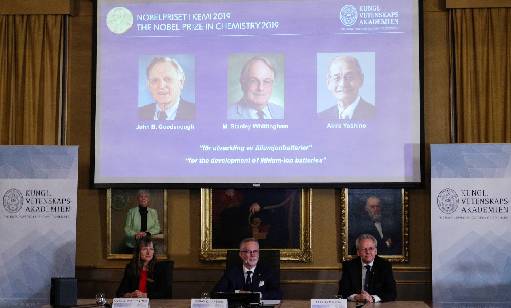  ثلاثة علماء يتشاركون جائزة نوبل للكيمياء 2019