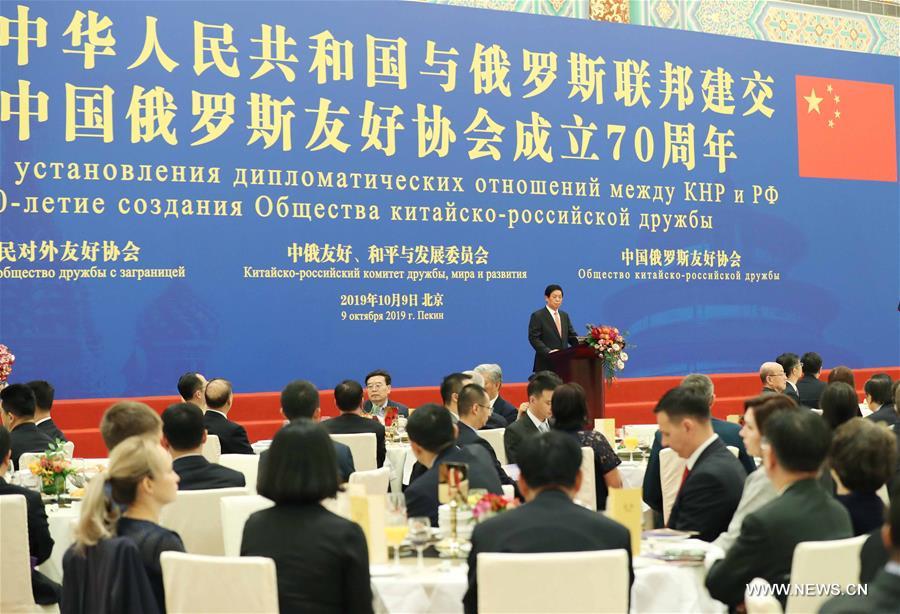 كبير المشرعين الصينيين يدعو إلى تحقيق إسهامات جديدة في العلاقات الصينية-الروسية