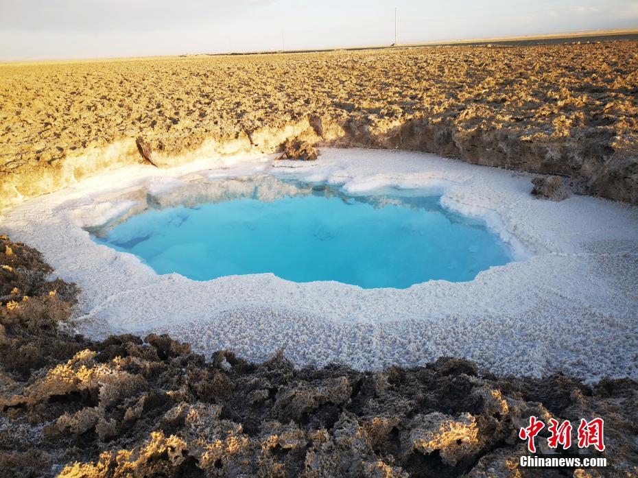 بالصور: حجرة كريمة زرقاء تزيد من صحراء غوبي جمالا