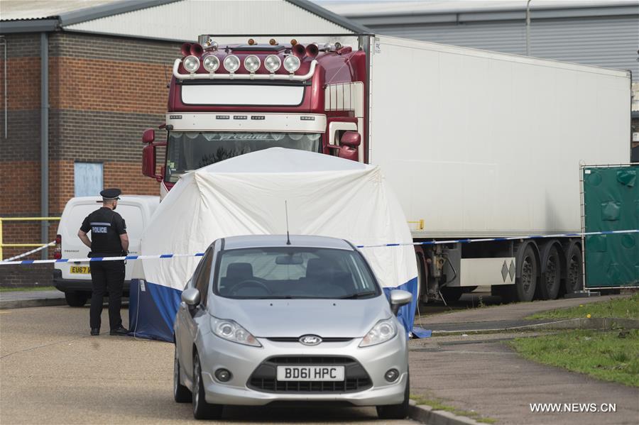 الشرطة البريطانية تعثر على 39 جثمانا بشريا في شاحنة