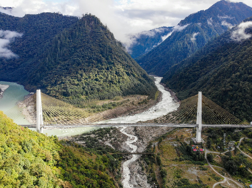 أكبر جسر ذي برجين في منطقة التبت بجنوب غربي الصين