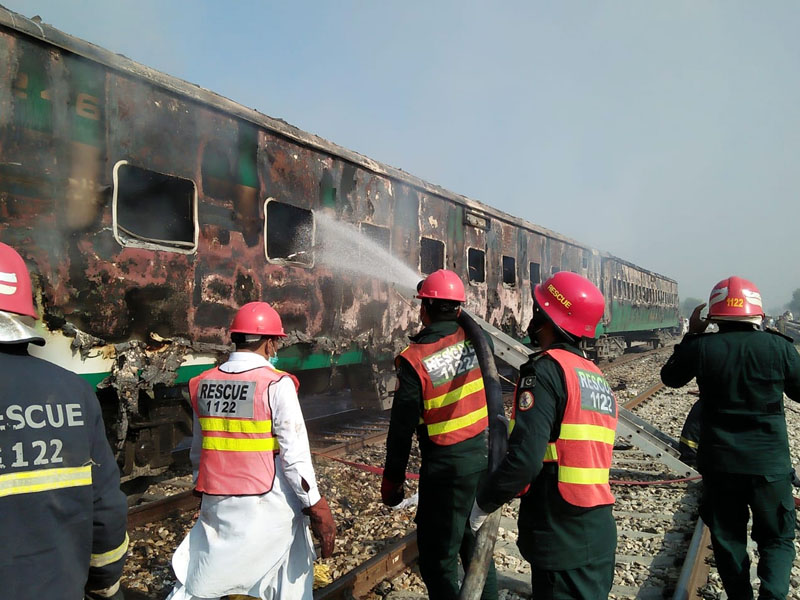 65 قتيلا إثر حريق اندلع بقطار ركاب شرقي باكستان