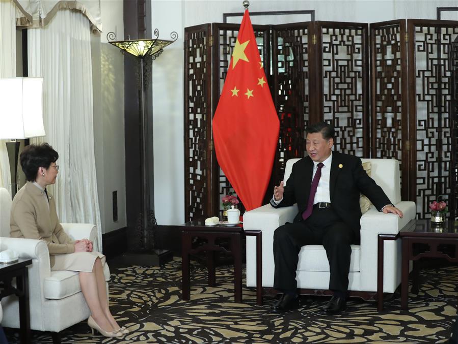 شي يلتقي الرئيسة التنفيذية لمنطقة هونغ كونغ الإدارية الخاصة