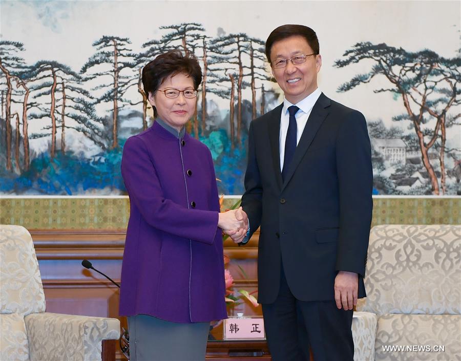 نائب رئيس مجلس الدولة الصيني يلتقي الرئيسة التنفيذية لمنطقة هونغ كونغ الإدارية الخاصة 