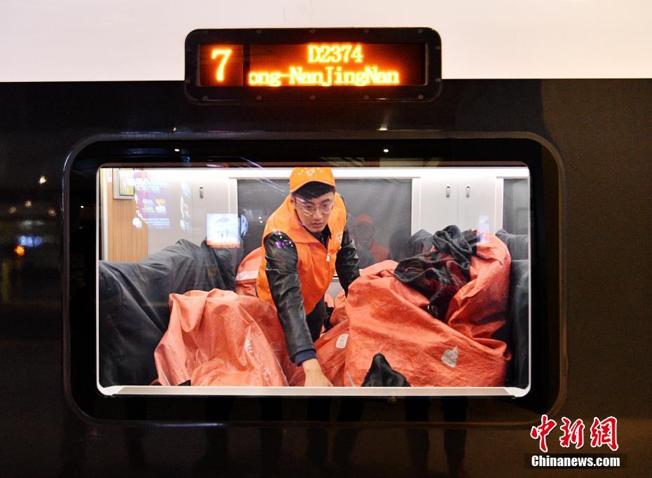بالصور: نقل الطرود عن طريق القطارات فائقة السرعة خلال مهرجان التسوق الصيني
