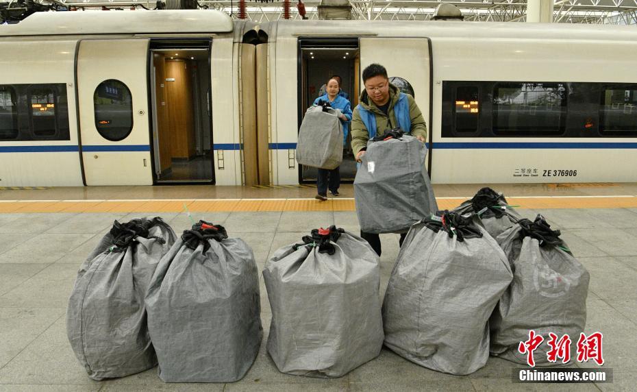 بالصور: نقل الطرود عن طريق القطارات فائقة السرعة خلال مهرجان التسوق الصيني