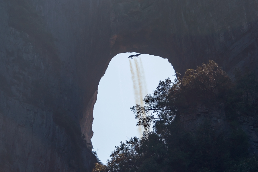 طيارا جناح نفاث فرنسيان يعبران أعلى كهف جبلي فى العالم بوسط الصين