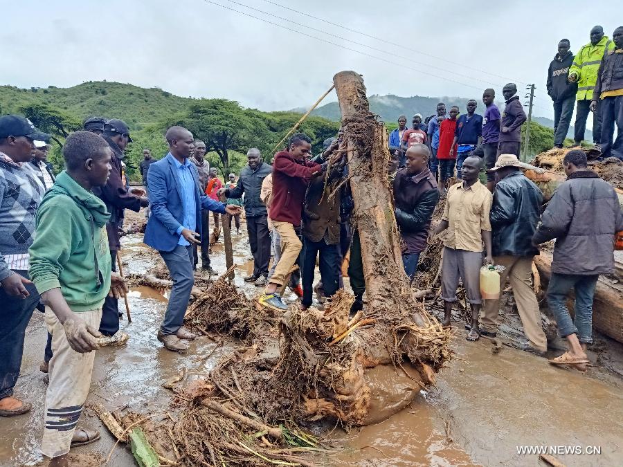 ارتفاع حصيلة قتلى الانهيارات الأرضية في كينيا إلى 43