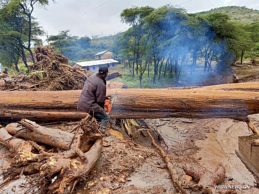 ارتفاع حصيلة قتلى الانهيارات الأرضية في كينيا إلى 43