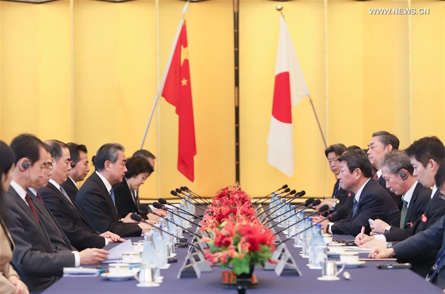 تقرير إخباري: وزير الخارجية الصيني يبحث مع مسؤولين يابانيين العلاقات الثنائية