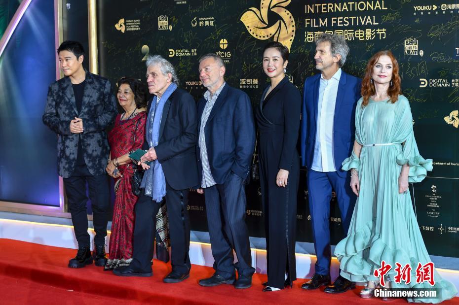 بالصور: تألق النجوم الصينيين والأجانب في مهرجان هاينان السينمائي الدولي