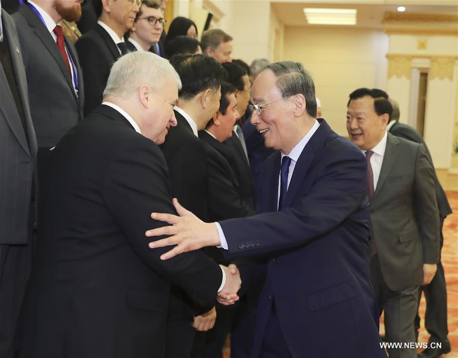 نائب الرئيس الصيني يحث على تعزيز التبادلات الشعبية مع روسيا