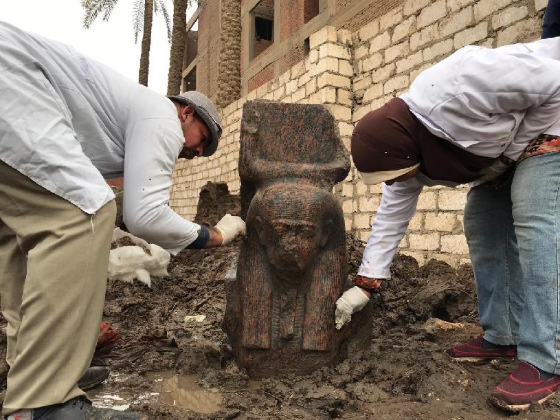  اكتشاف تمثال نادر للملك رمسيس الثاني في الجيزة بمصر