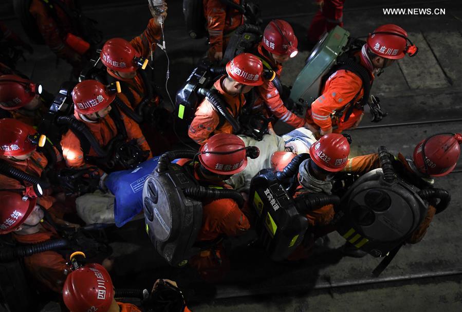 إنقاذ 13 عاملا حوصروا بمنجم لأكثر من 80 ساعة في جنوب غربي الصين